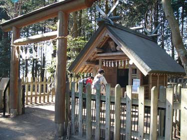 日本武尊が神武天皇、山の神、火の神を祀ったのが起源と伝えられ、火災盗難除、諸難除の信仰で有名